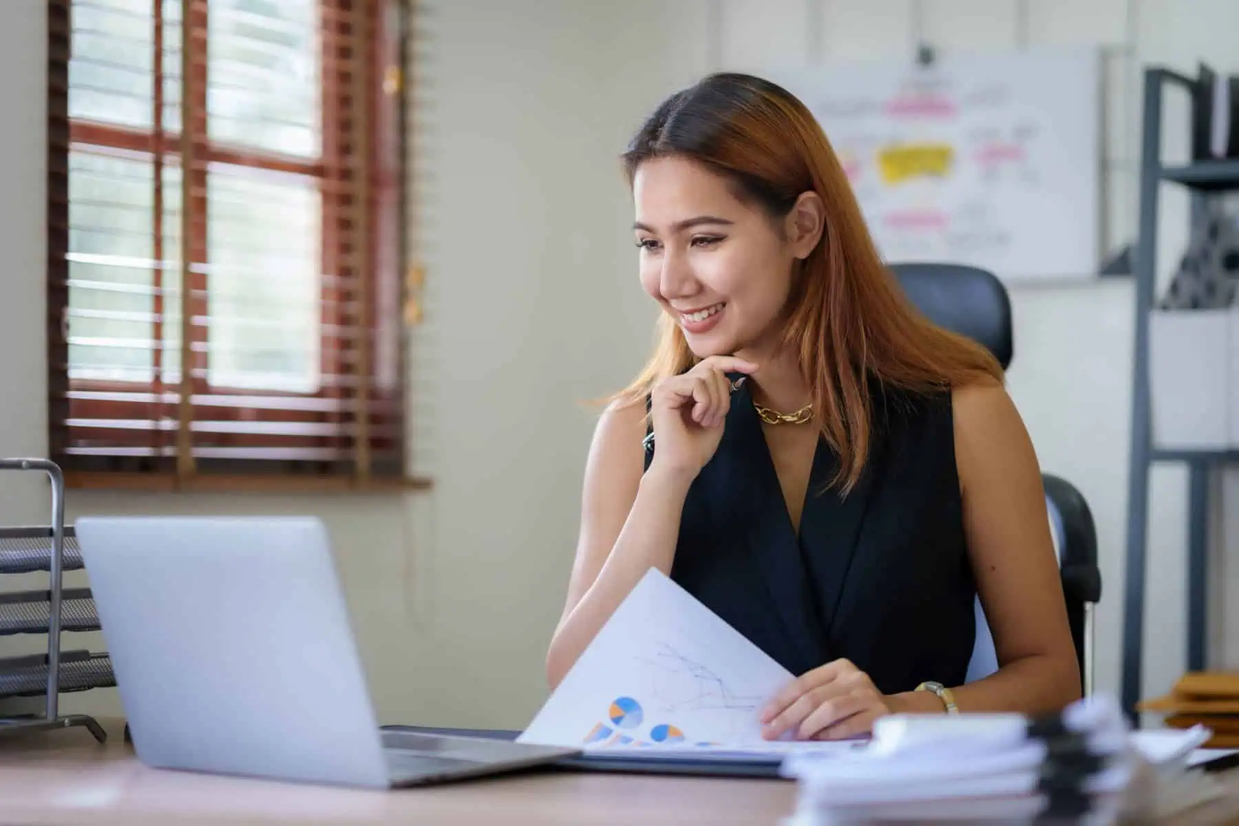Dois empregos: O que deve saber se tem mais do que um trabalho Jovem trabalhadora com dois empregos num dos seus locais de trabalho a exercer as suas funções na secretária enquanto olha para o computador