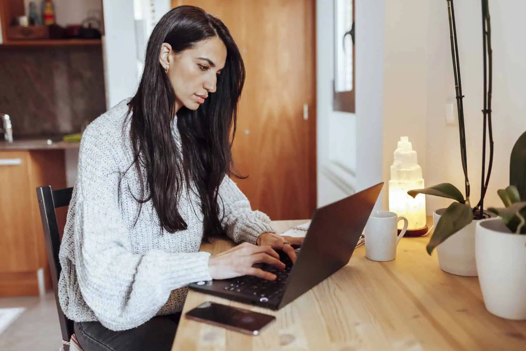 Trabalhadores Independentes: Guia para exercer atividade sem complicações jovem trabalhadora a consultar no computador todas as obrigações e benefícios dos trabalhadores independes