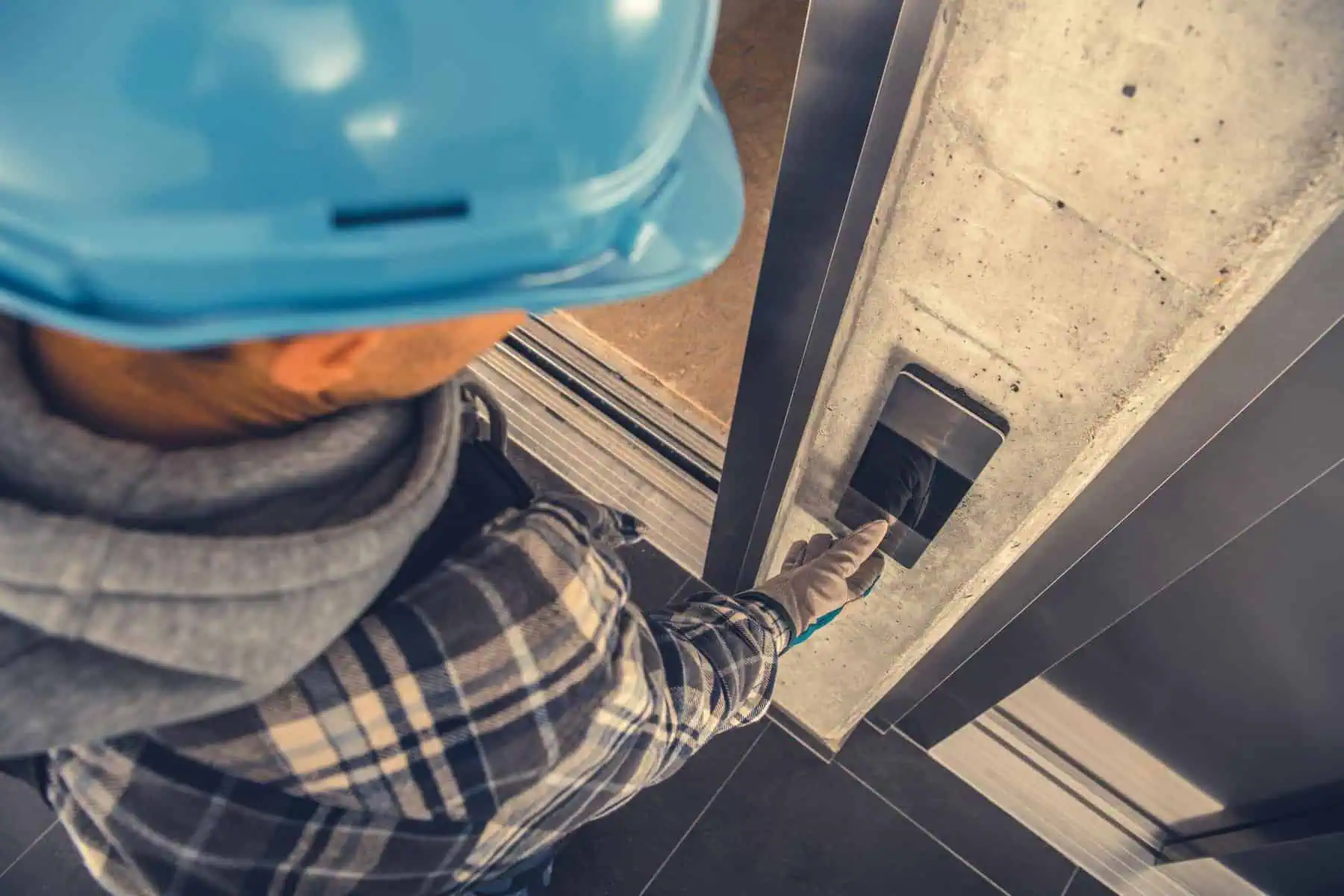 técnico a fazer a manutenção de elevadores