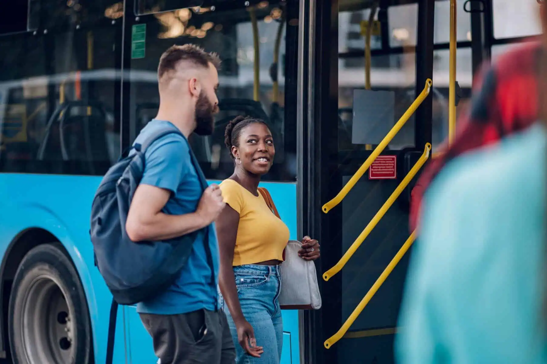 Passe Social+ vai ser alargado a todo o país duas pessoas a entrar no autocarro para ilustrar artigo sobre o passe social