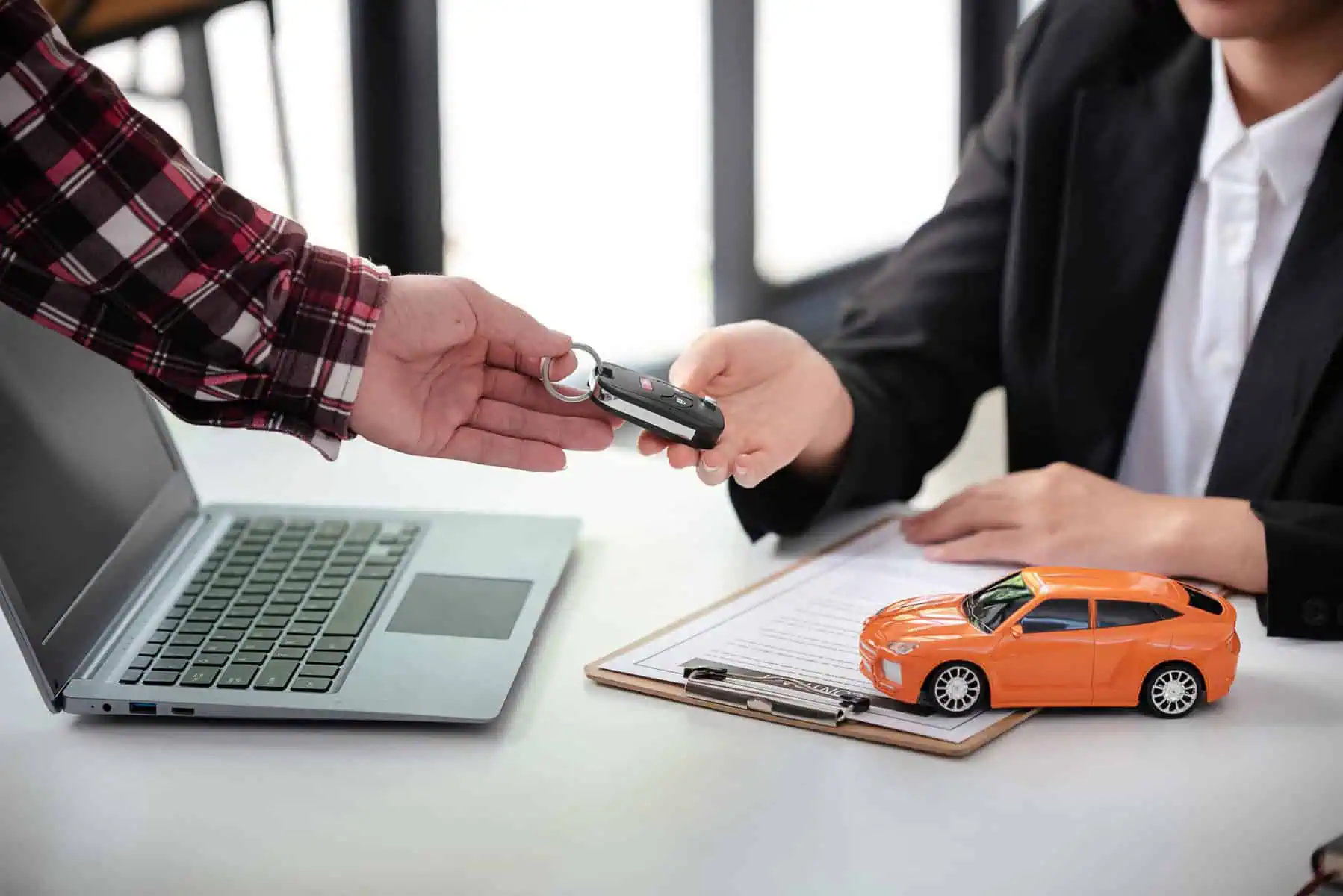 Transferência de crédito automóvel: Como funciona? Cliente a fazer crédito automóvel
