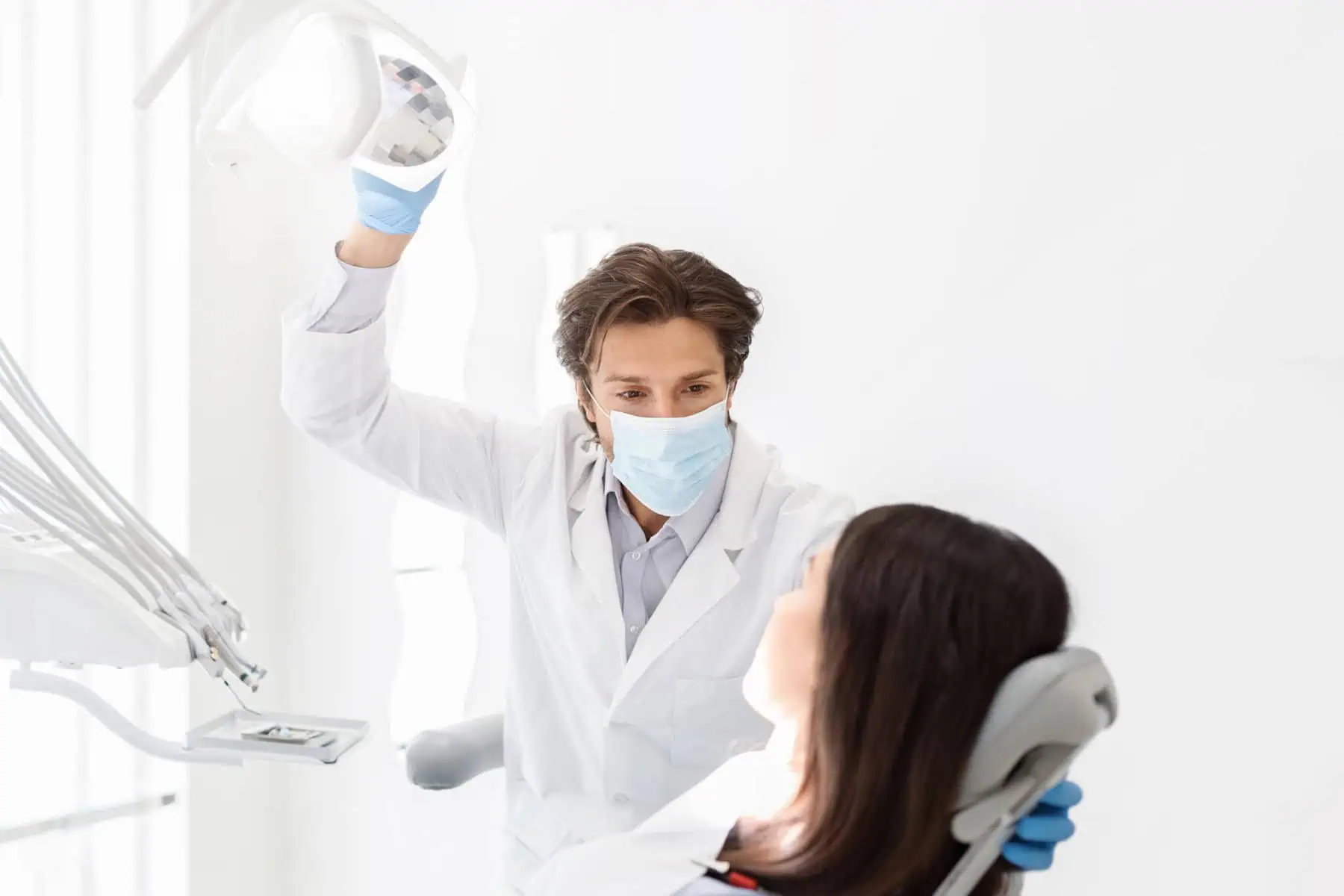 paciente numa consulta com o dentista após utilizar o cheque-dentista