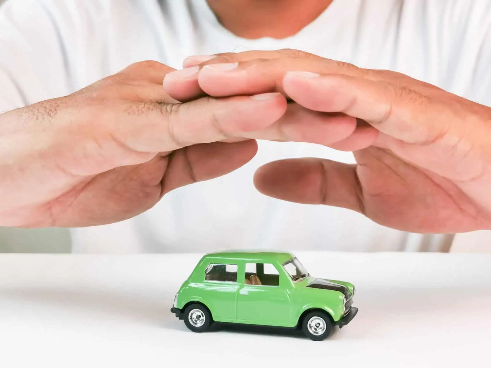 Como ver o seguro pela matrícula passo a passo Homem a proteger automóvel