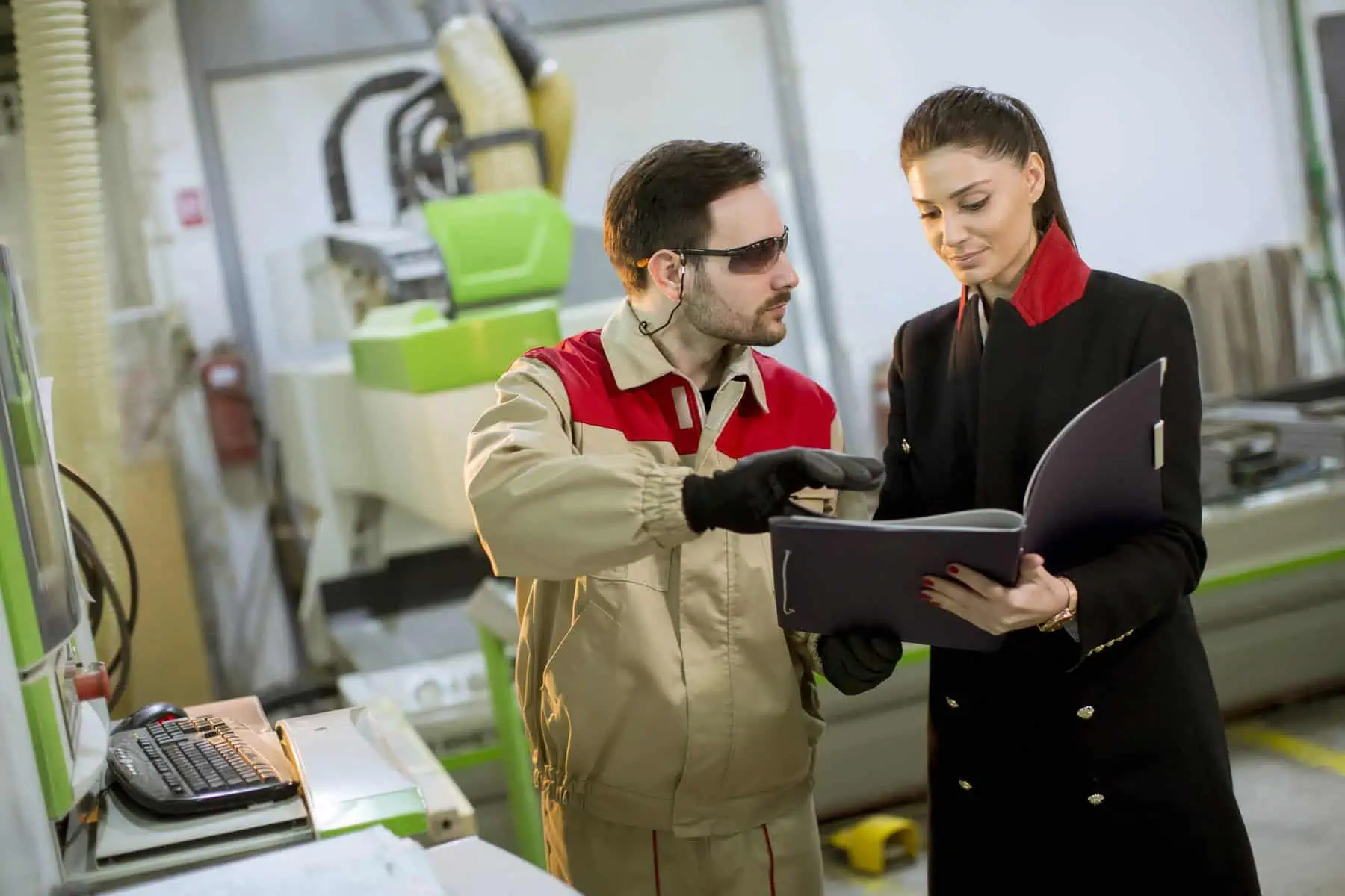 Trabalho suplementar: O que precisa de saber Trabalhadores numa empresa