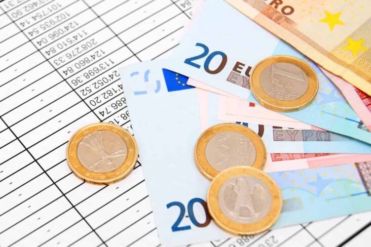 moedas e notas de euro a ilustrar artigo sobre escalões de irs
