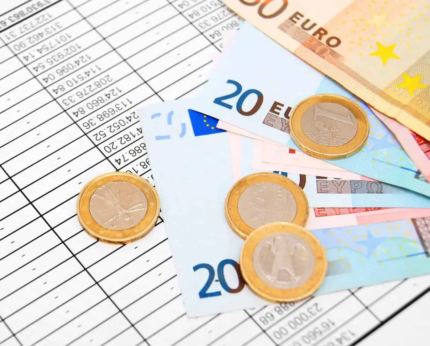 Escalões do IRS vão mudar em 2025: Conheça os novos valores moedas e notas de euro a ilustrar artigo sobre escalões de irs