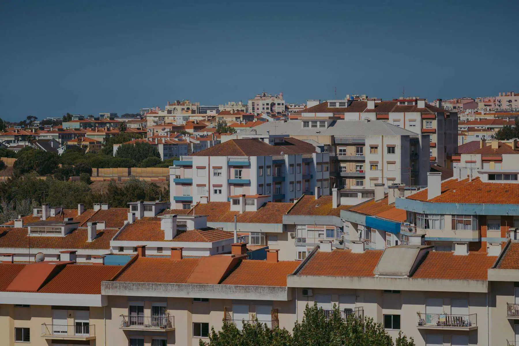 Habitação: Metro quadrado em Lisboa avaliado em 4.000 euros Prédios em Portugal a ilustrar artigo sobre preços da habitação