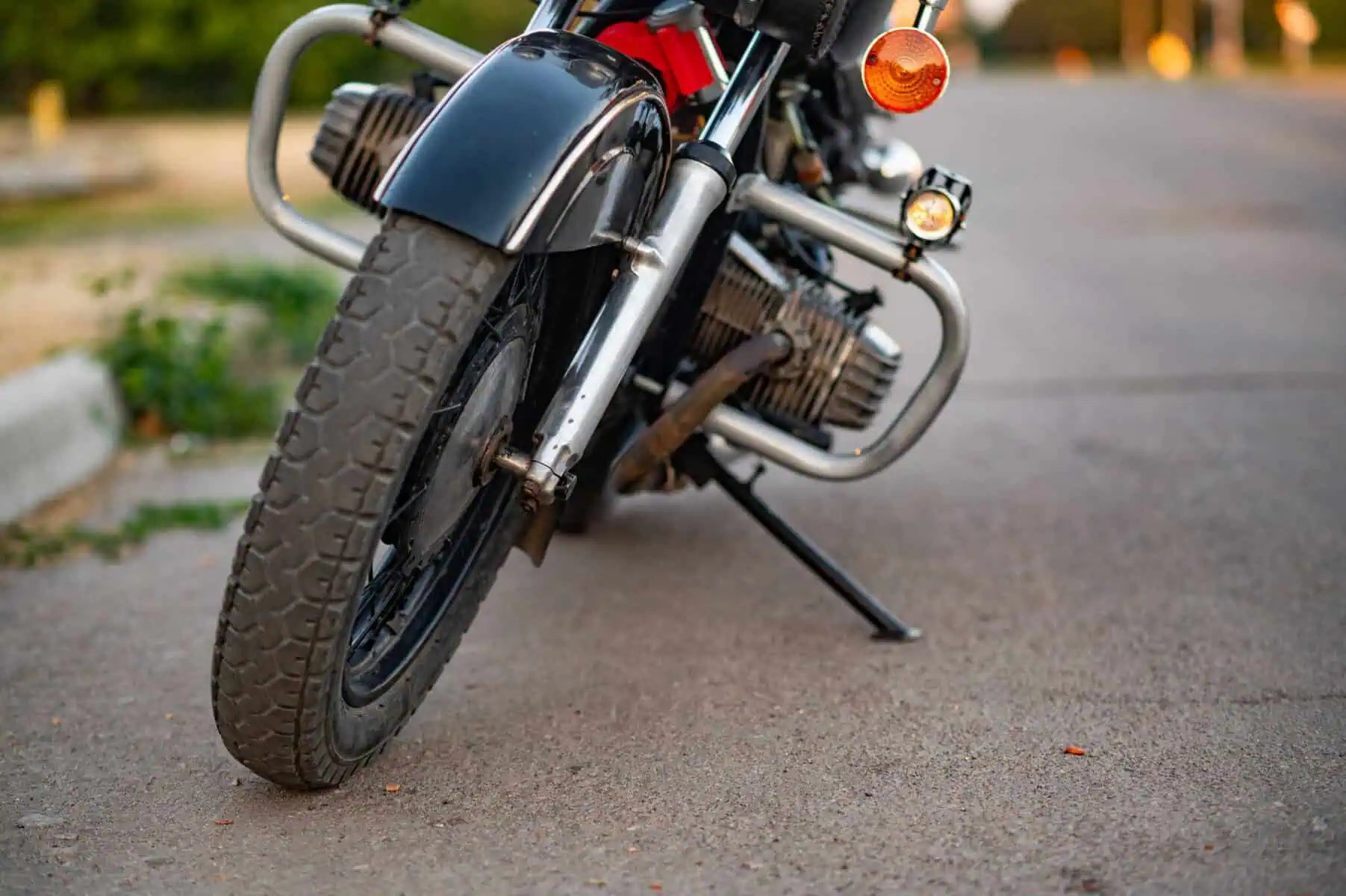 Moto estacionada no meio da estrada, numa alusão ao seguro moto
