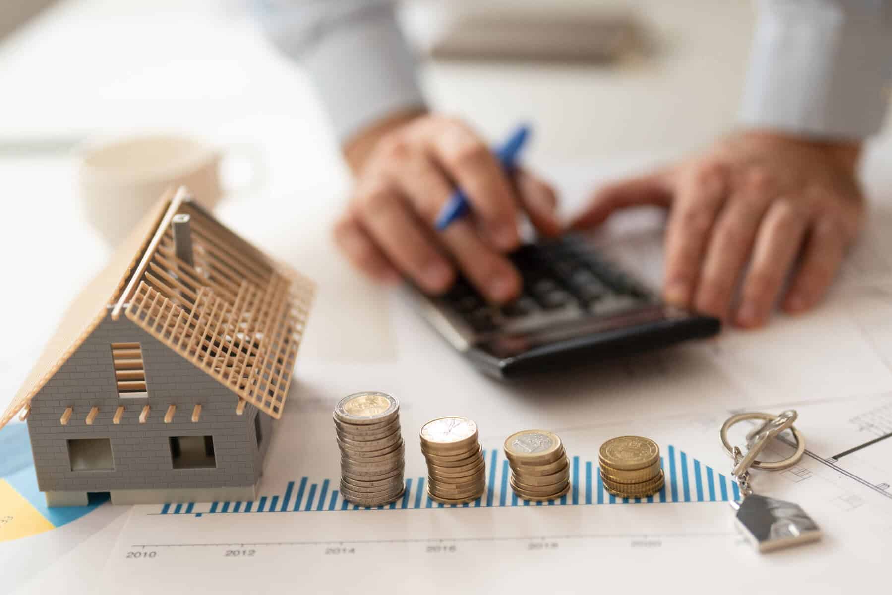 Crédito Habitação: Antecipe o aumento da Euribor e reduza a prestação a casa Pessoa a usar uma calculadora para fazer as contas relativas aos juros do seu crédito habitação, numa altura em que as taxas Euribor estão a afetar os contratos, devido à guerra no médio oriente