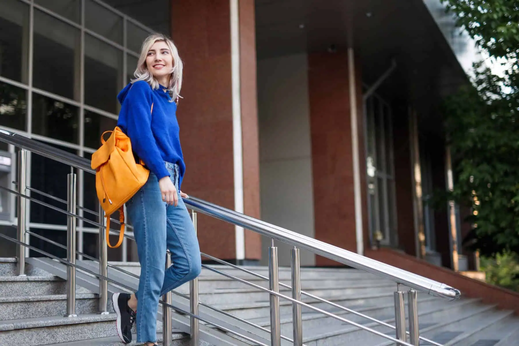 Prémio salarial: Novas regras alargam devolução de propinas Rapariga estudante a sair da universidade, a evocar o prémio salarial