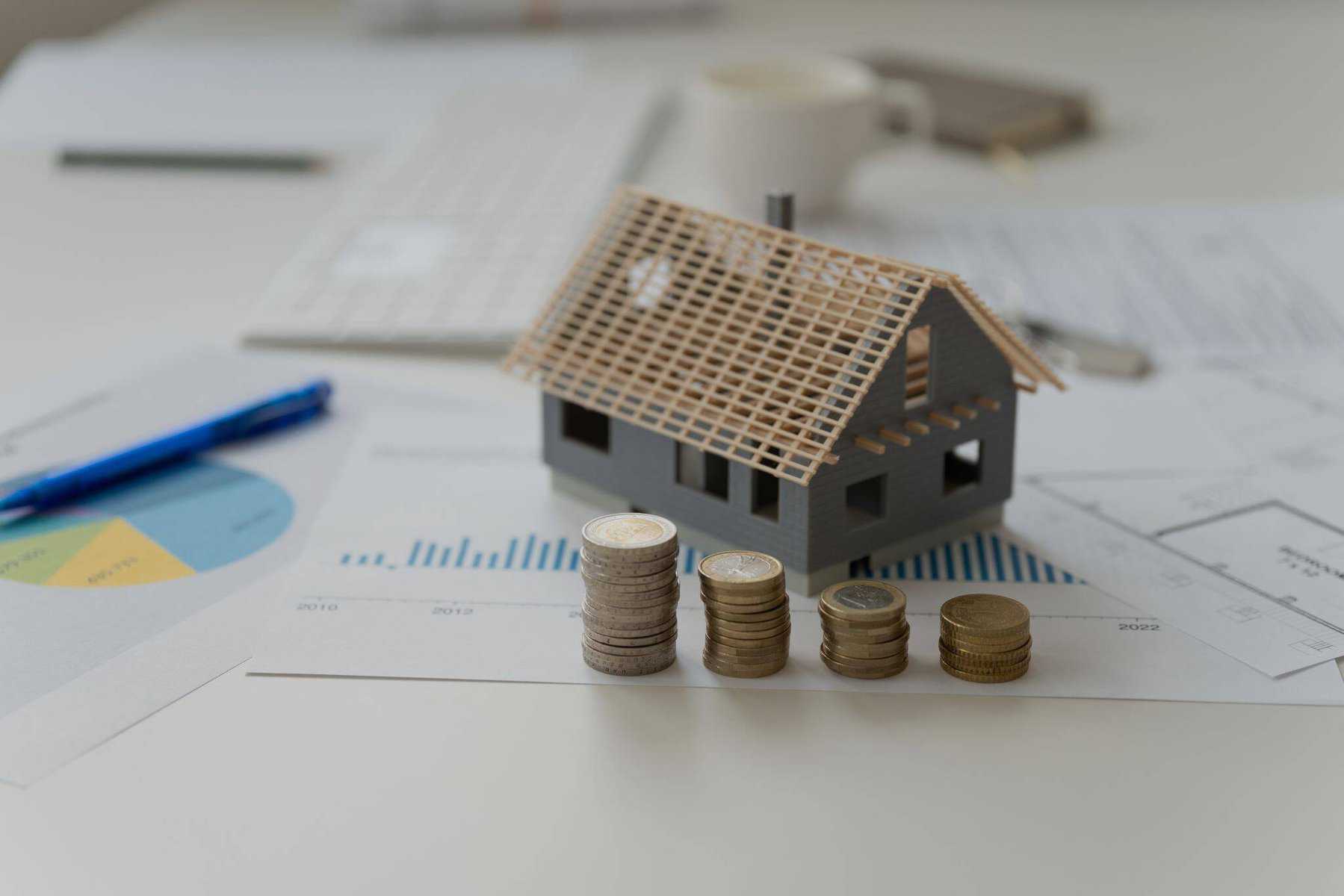 Crédito habitação: Montante de novos contratos baixa ligeiramente casa e dinheiro para ilustrar concessão de crédito habitação