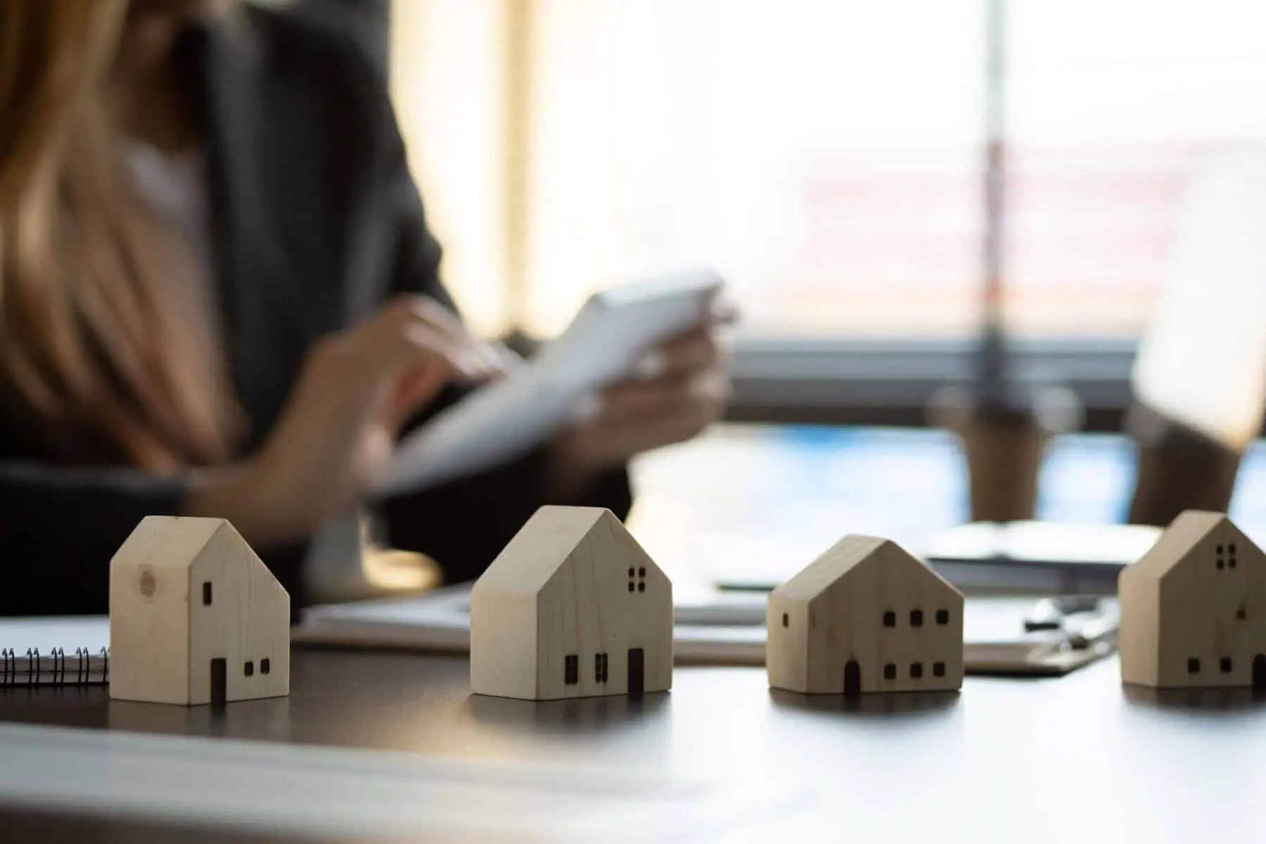 modelos de casas em cima da mesa, a ilustrar soluções de crédito habitação em 2025