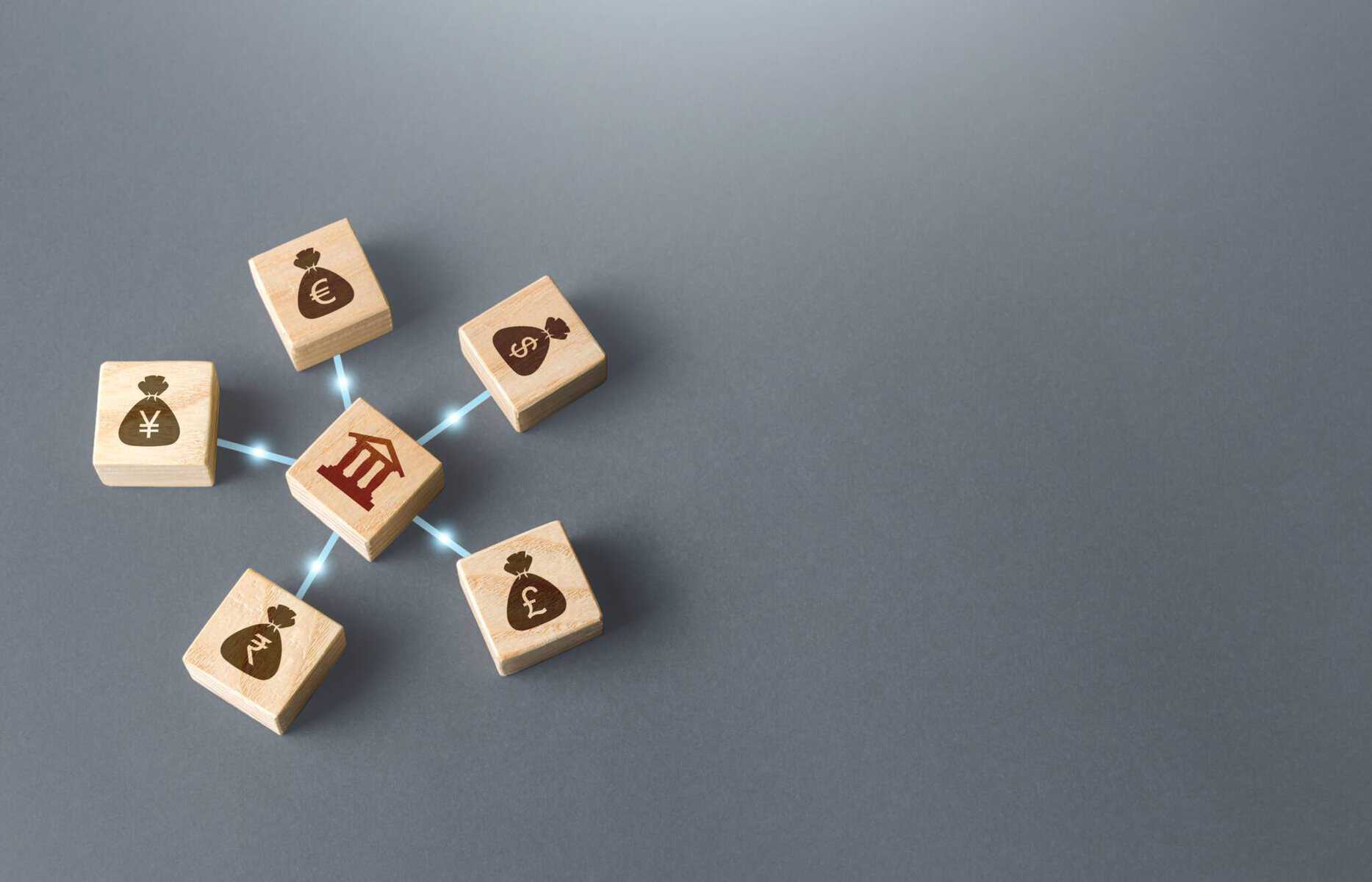 Moeda comemorativa Cristiano Ronaldo: Atenção que é uma burla imagem a ligar blocos com várias tipos de moedas mundiais a ilustrar a Moeda comemorativa Cristiano Ronaldo que é uma burla