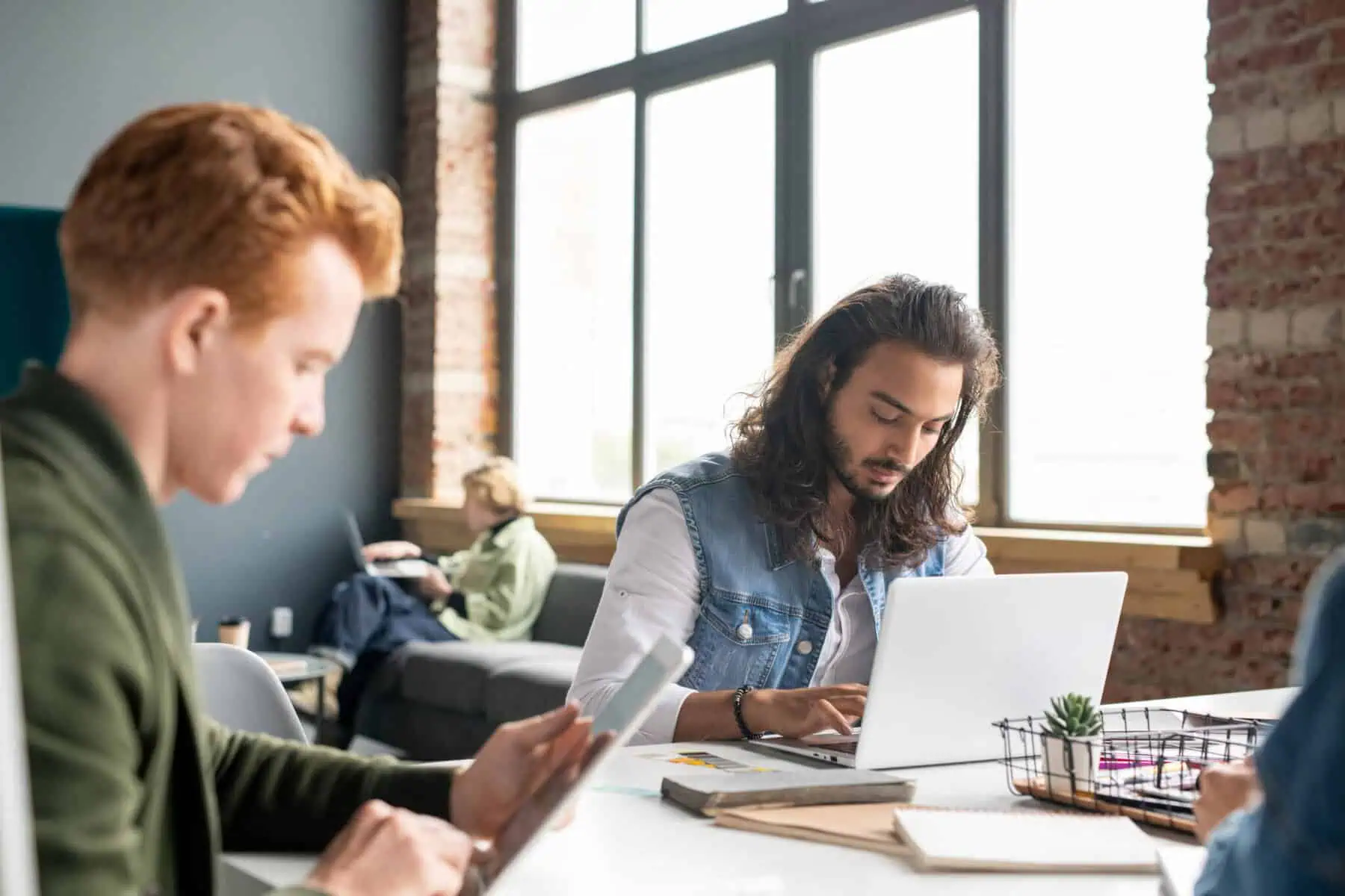jovens sentados no local de trabalho à procura das respostas às Perguntas frequentes sobre o IRS Jovem