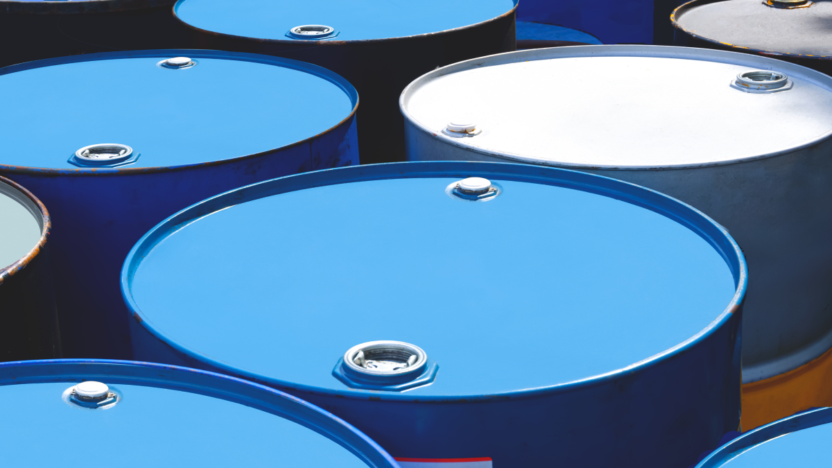 Vários barris de petróleo, ilustrando a evolução do preço