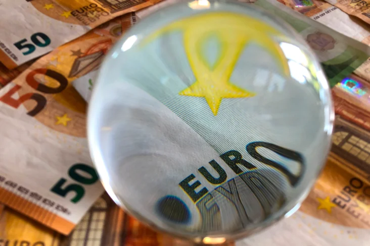 Bola de cristal sobre várias notas de cinquenta euros