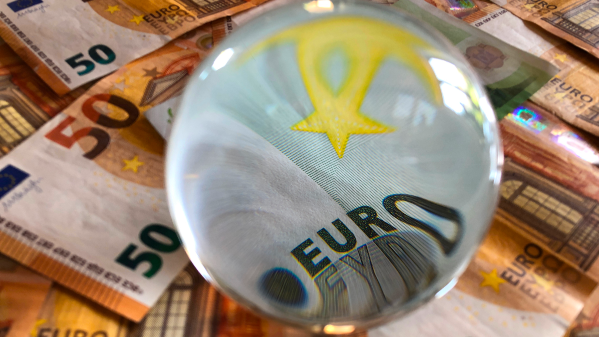 Bola de cristal sobre várias notas de cinquenta euros