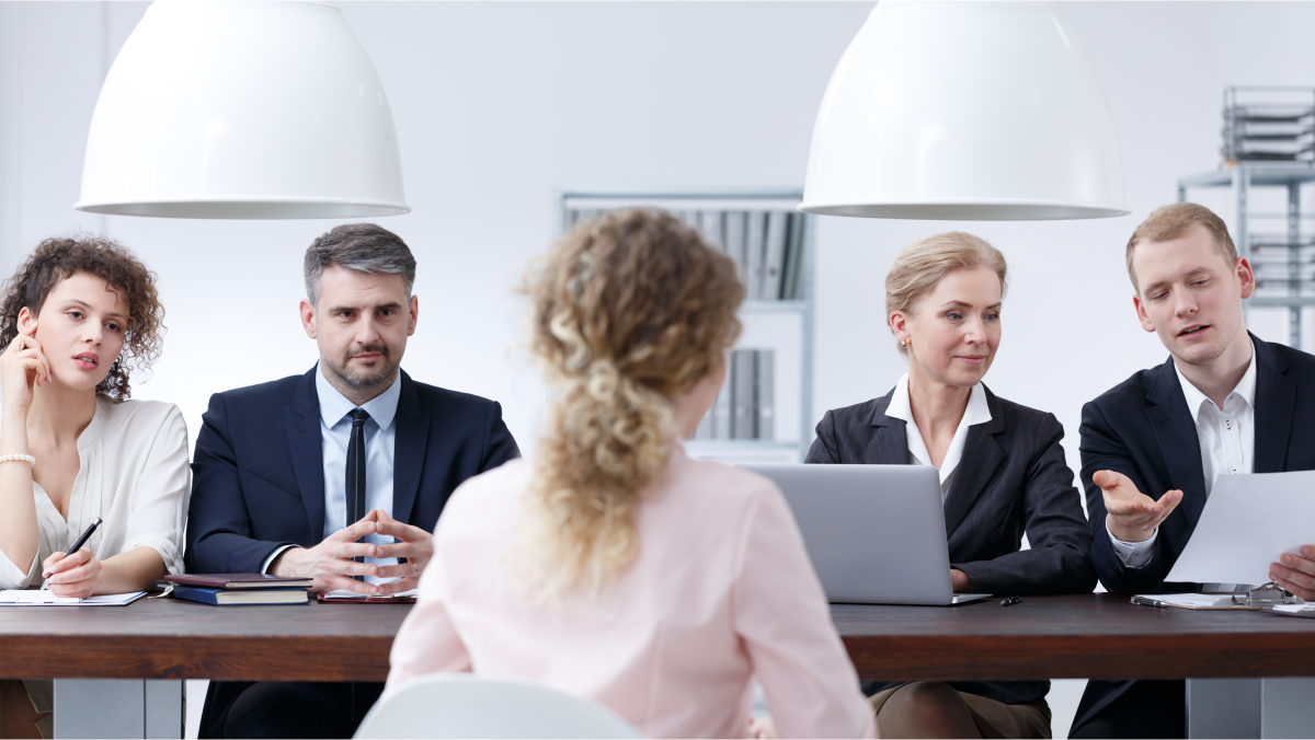 Fazer um currículo: Como aumentar as hipóteses de entrevista Vários recrutadores entrevistam uma mulher