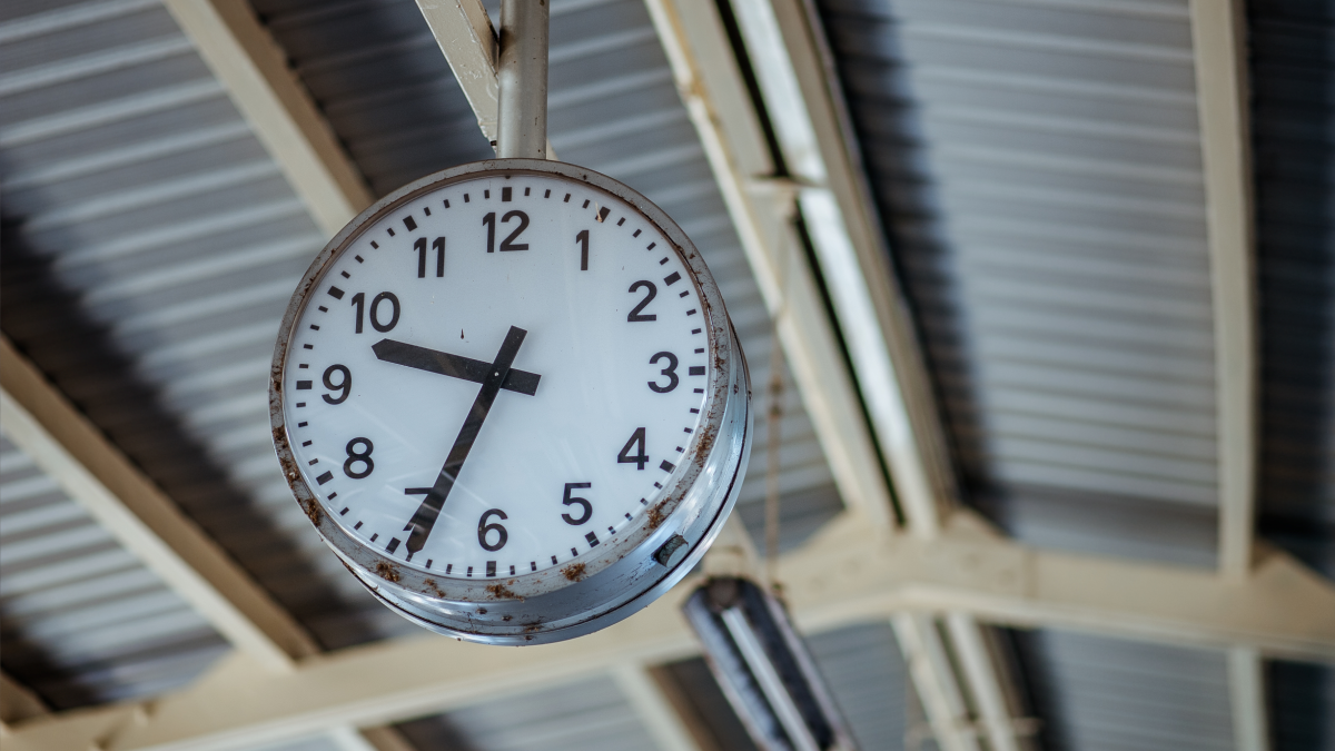 Relógio no teto de uma fábrica