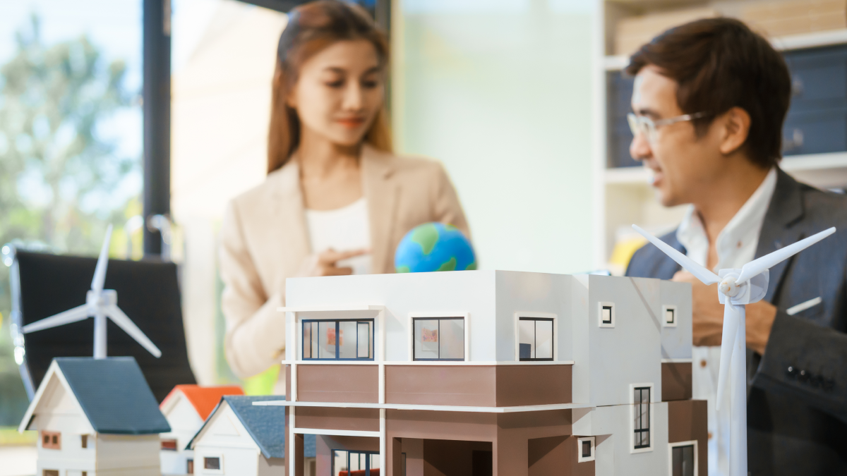 O que é preciso para abrir uma imobiliária em Portugal? Agente imobiliária no seu escritório a vender uma habitação a um cliente