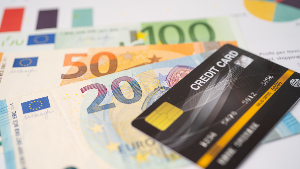 Cartão de Crédito sobre várias notas de euro