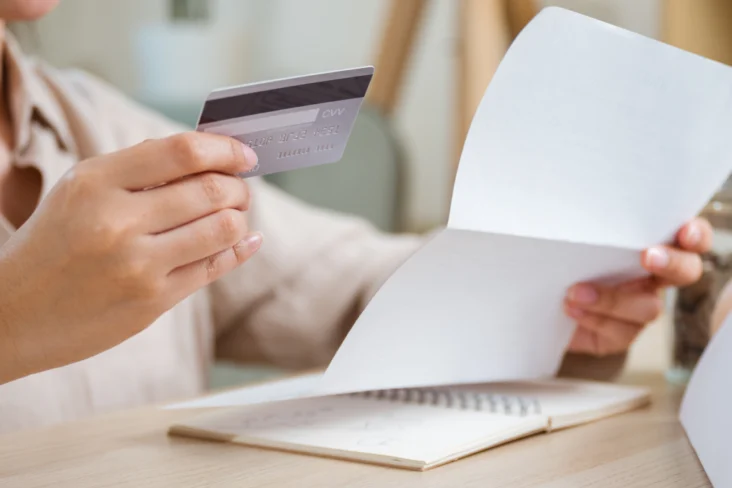Mulher verifica gastos do cartão de crédito