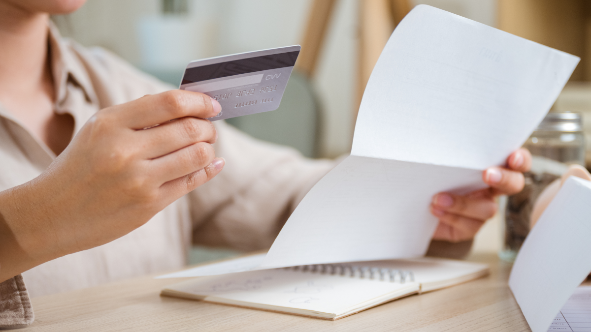 Mulher verifica gastos do cartão de crédito