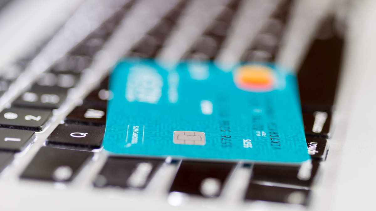 Cartão de crédito sobre o teclado de um computador portátil