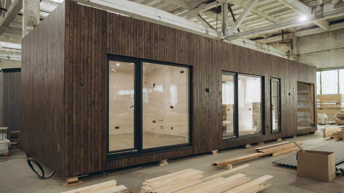 Módulo de casa pré-fabricada em construção na fábrica