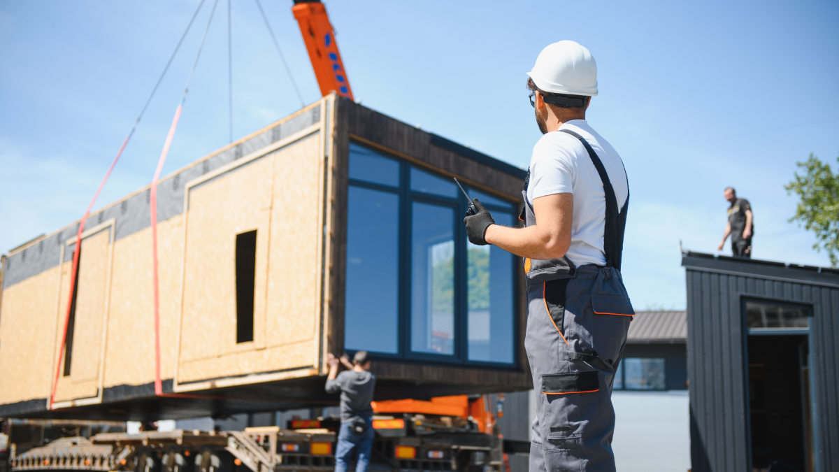 Montagem de uma casa modular pré-fabricada no terreno do comprador