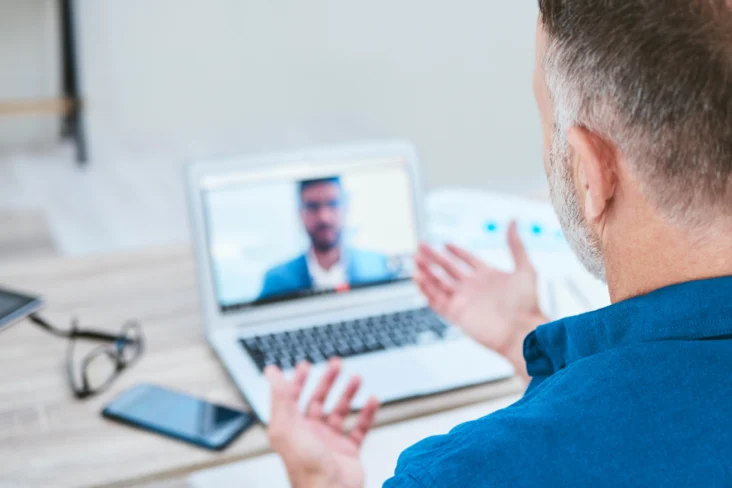 Entrevista de emprego através de vídeo chamada