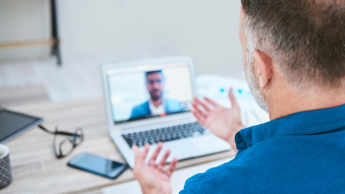 Tem uma entrevista de emprego online? Saiba como preparar tudo Entrevista de emprego através de vídeo chamada