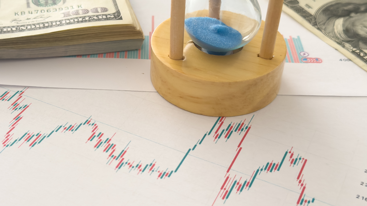 Robin dos Bosques na bolsa de valores Gráfico de investimentos com uma ampulheta e notas de dólar