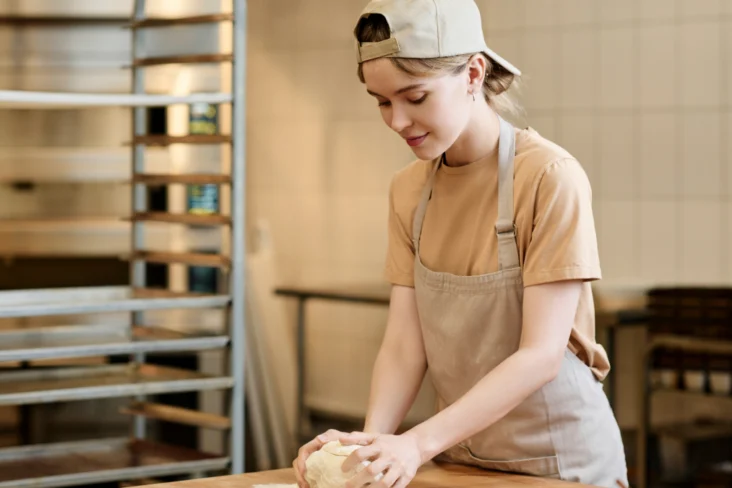 Jovem adolescente trabalha numa padaria