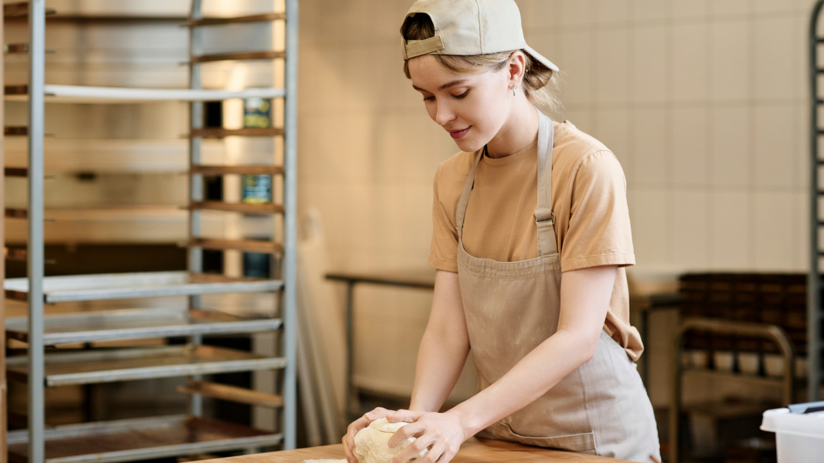 Jovem adolescente trabalha numa padaria
