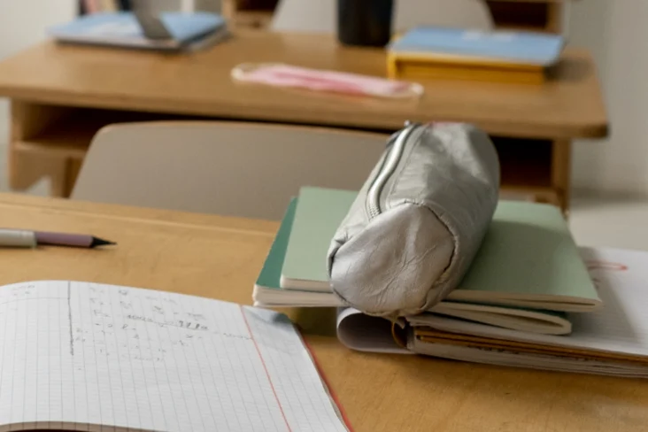 Material escolar numa mesa de sala de aulas