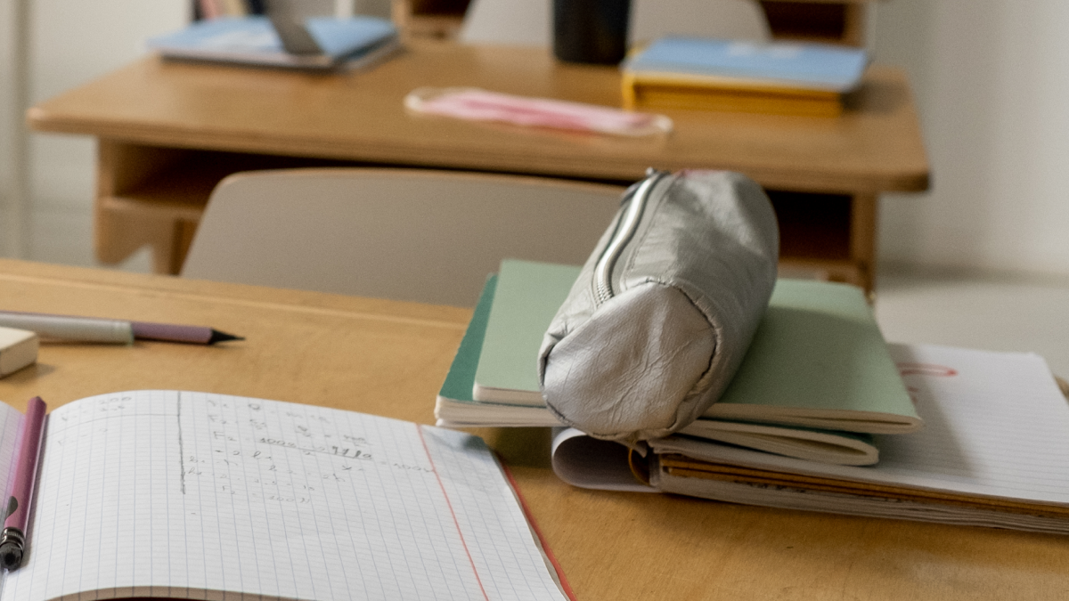 Material escolar numa mesa de sala de aulas