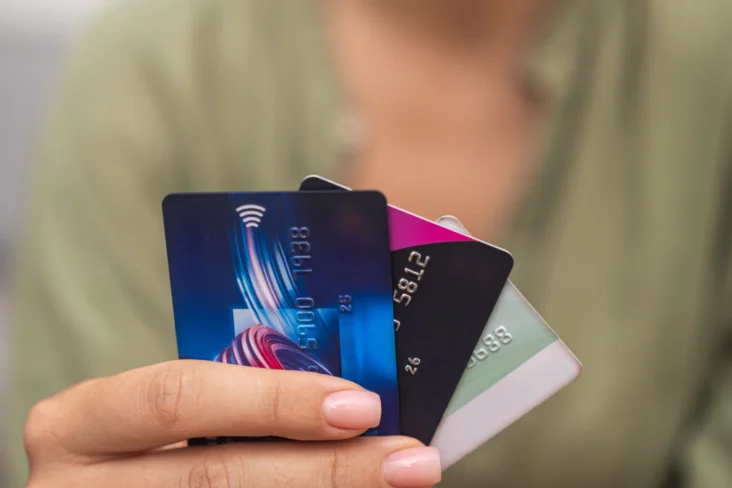 Mulher segura em vários cartões de crédito