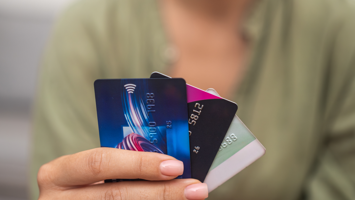 Mulher segura em vários cartões de crédito