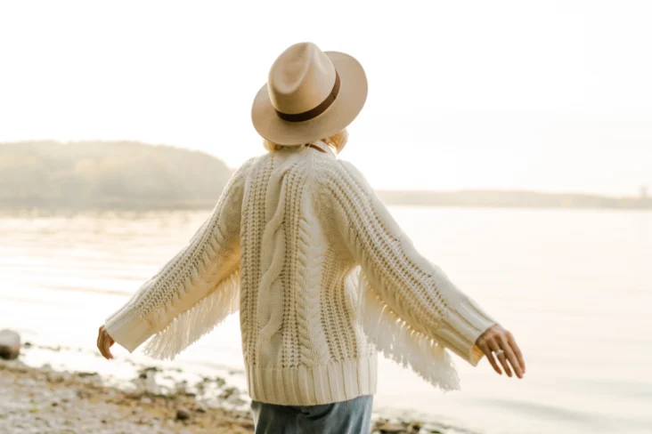 Mulher reformada aproveita bom tempo na praia para passear