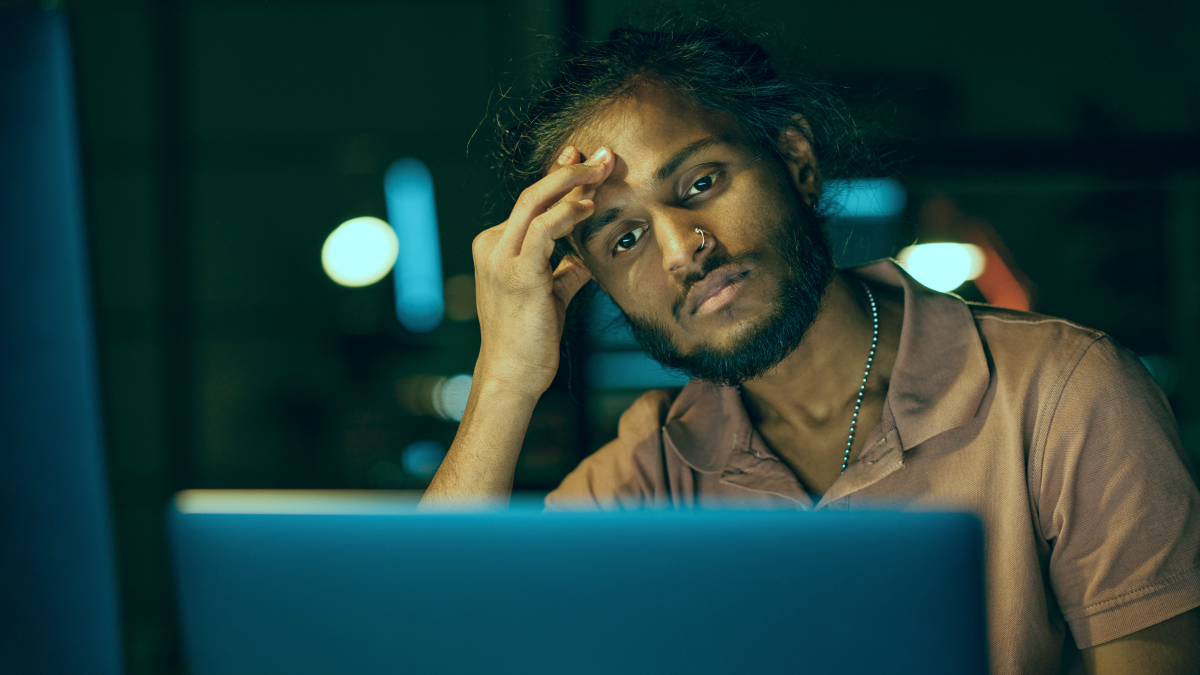 Trabalhador visivelmente exausto após trabalhar várias horas extra a pedido da empresa