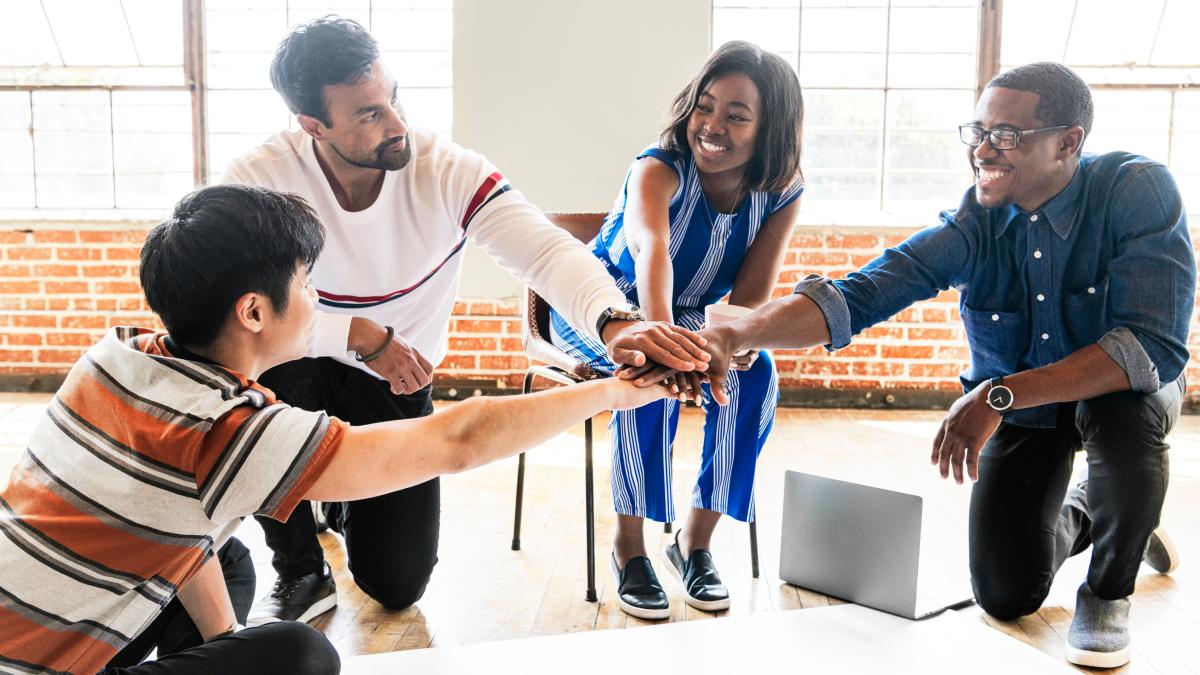 Soft skills: O que procuram as empresas além de currículo? Colaboradores a celebrar o seu trabalho de equipa