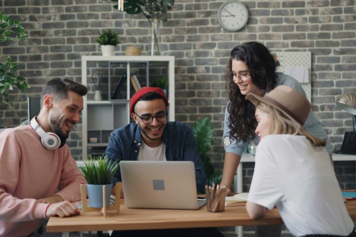grupo de estudantes universitários a fazer um trabalho de grupo da universidade