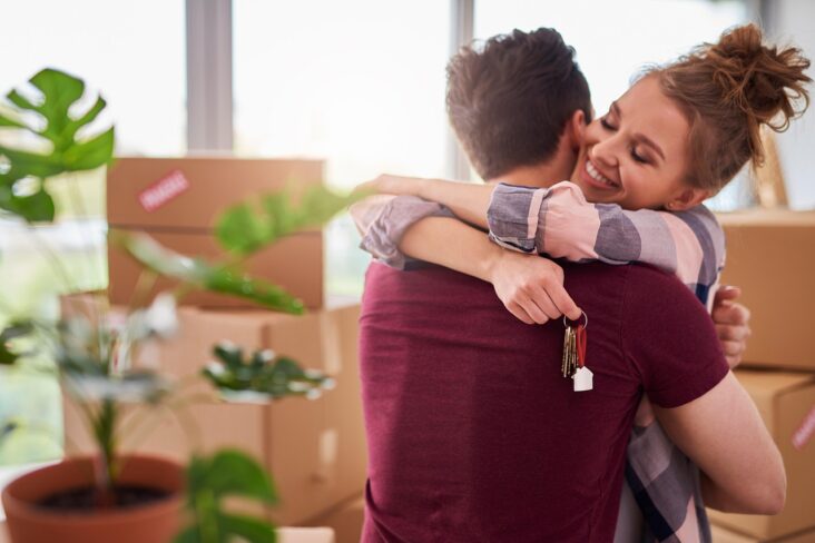 Casal feliz por comprar casa com o melhor crédito habitação