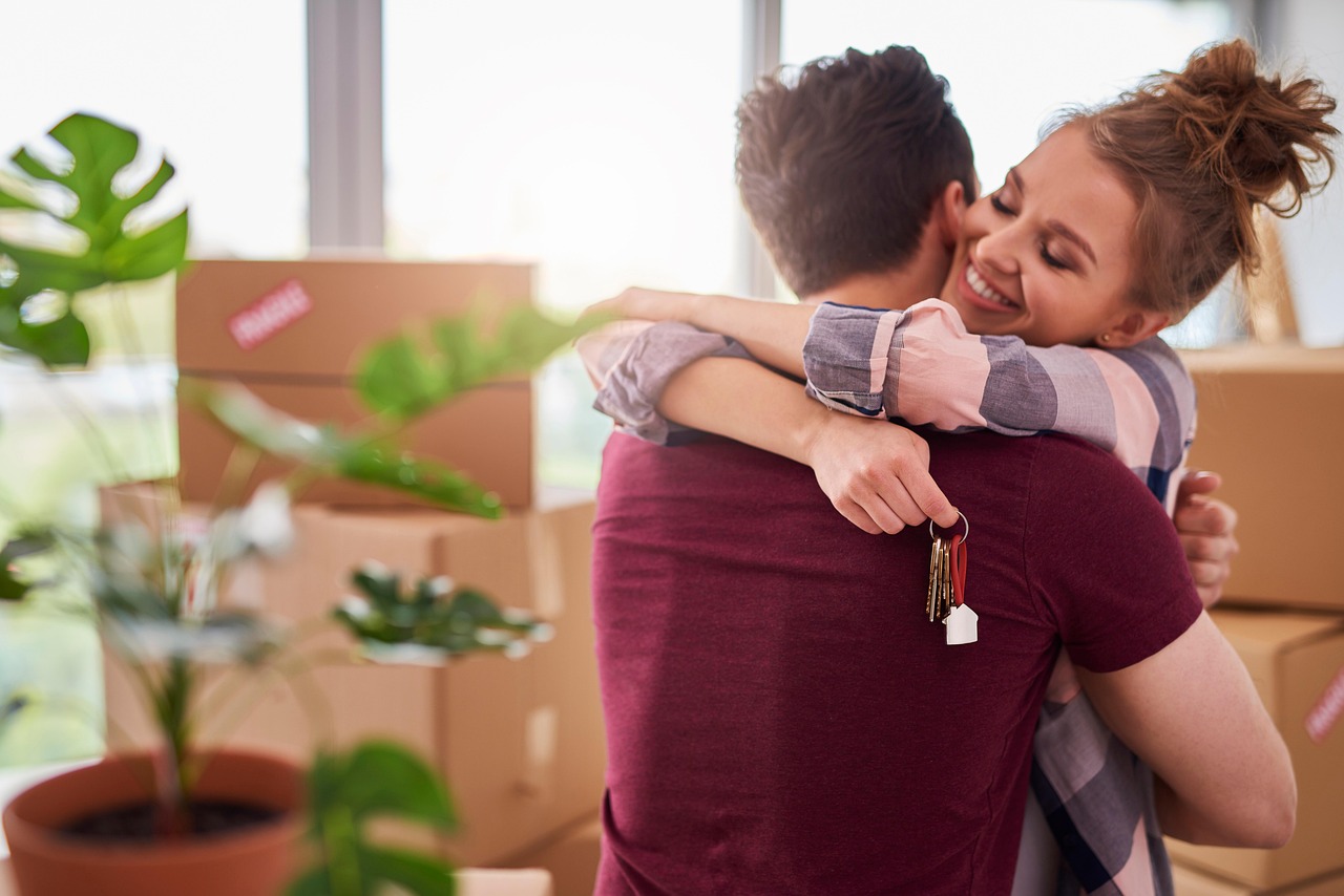 Vai comprar casa? Este pode ser o momento certo para conseguir o melhor crédito habitação Casal feliz por comprar casa com o melhor crédito habitação