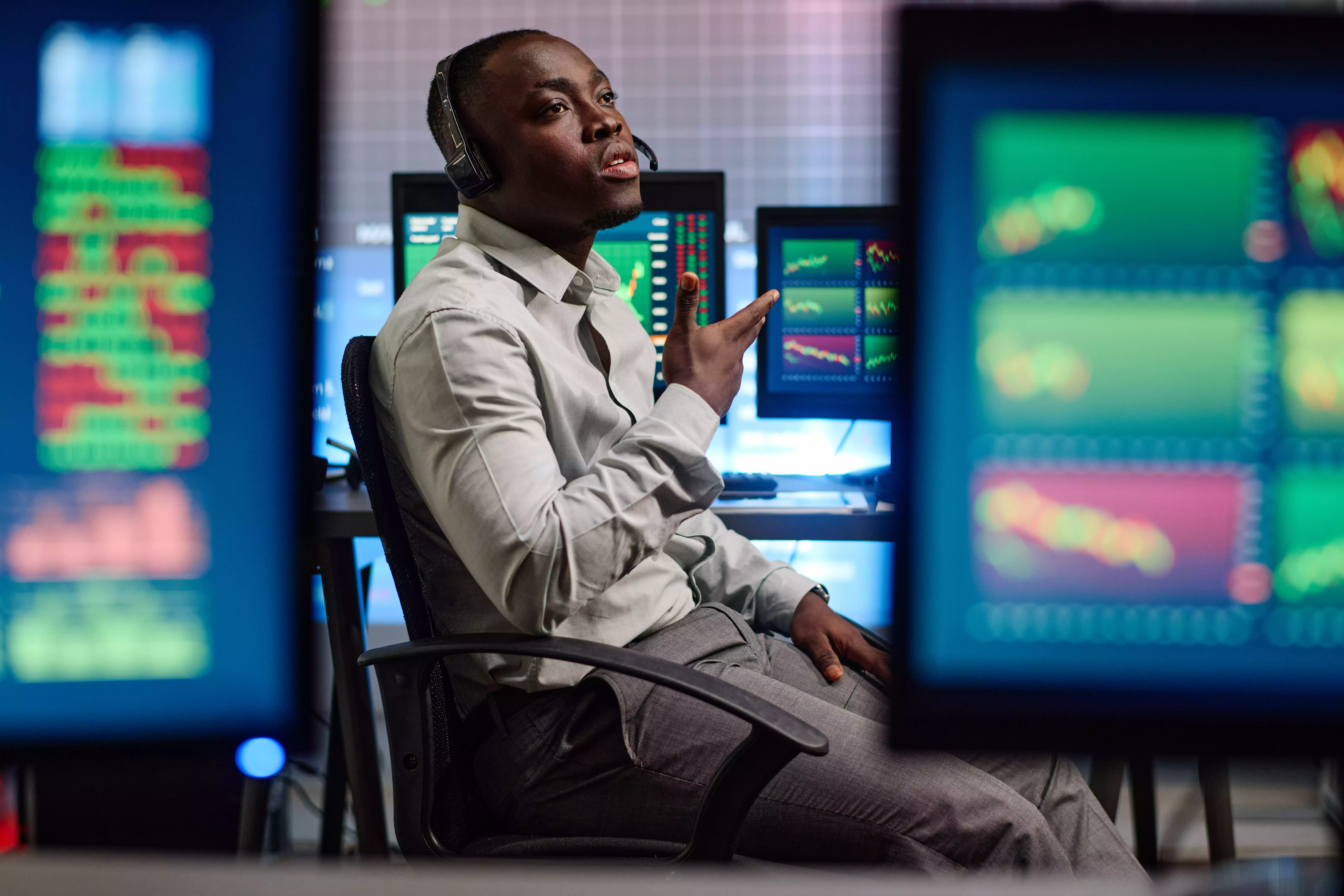 Ticker, código ISIN ou nome: Como encontrar um ativo financeiro Investidor numa sala de mercados