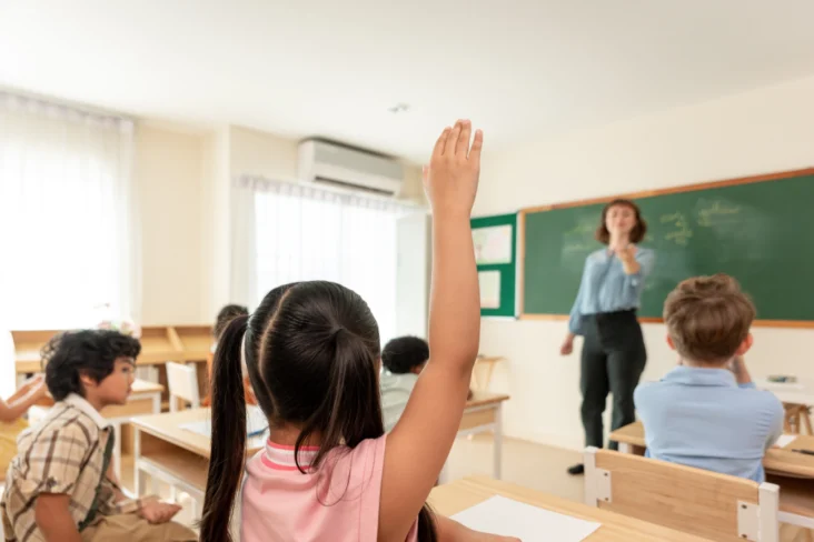 Crianças estudantes em sala de aula