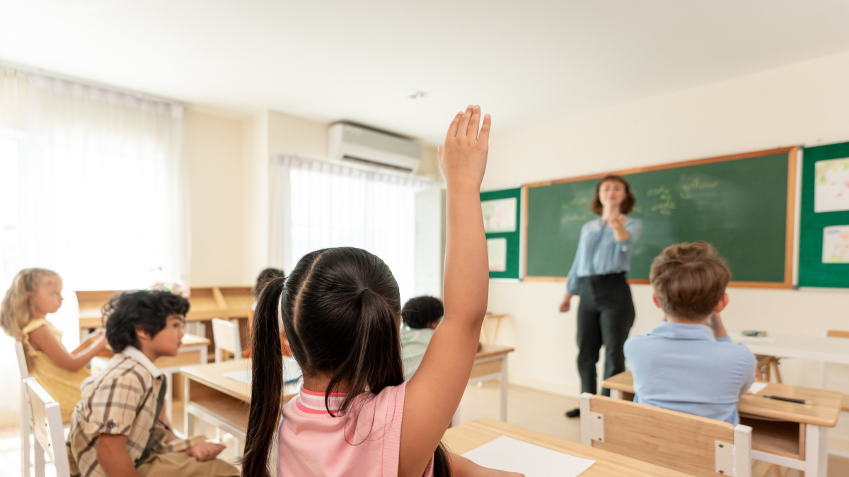 Crianças estudantes em sala de aula