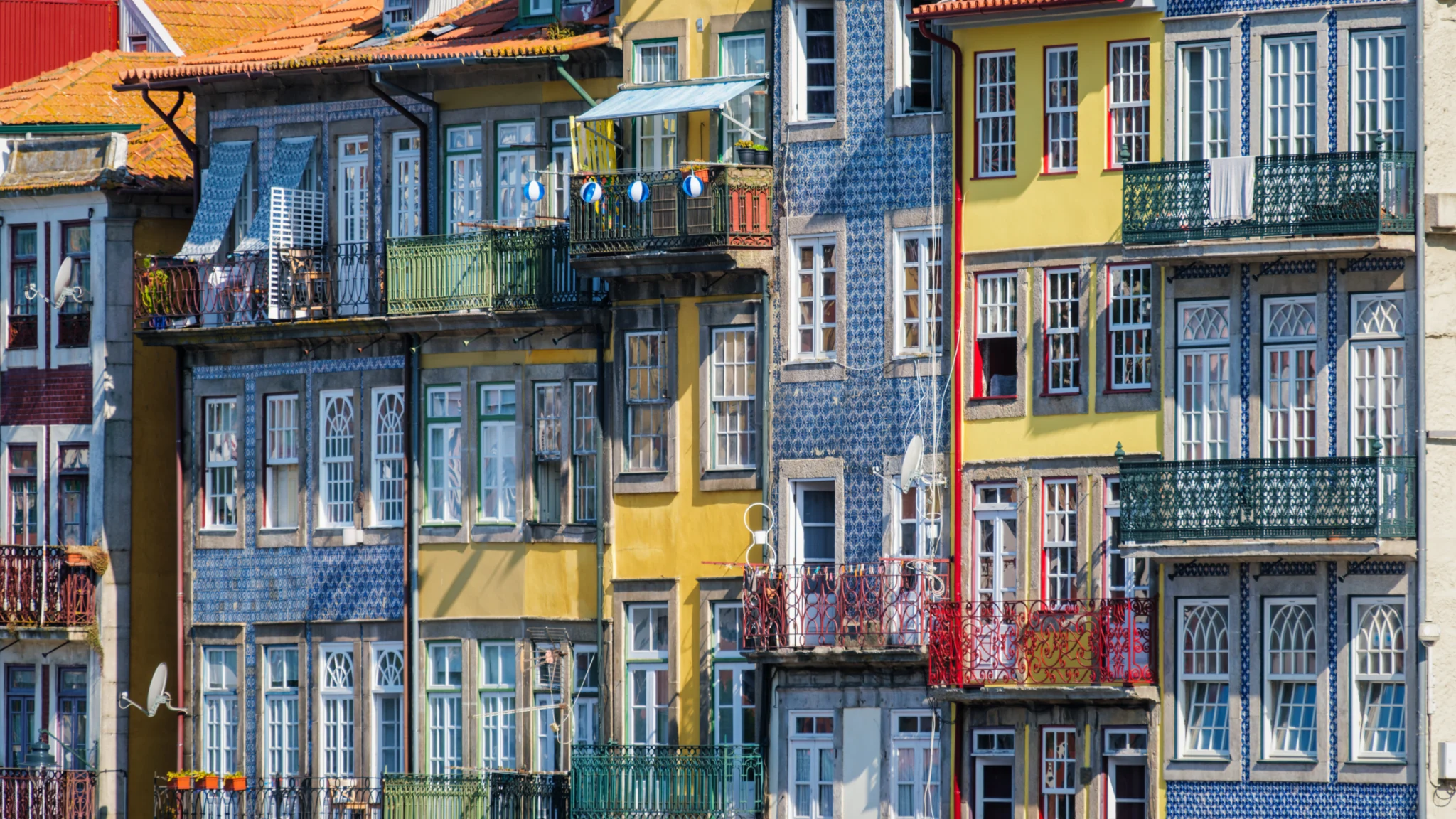 Vista sobre apartamentos portugueses numa cidade