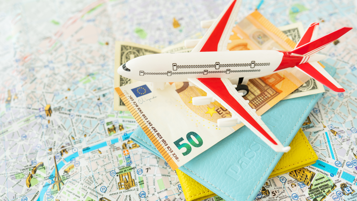 Avião de brincar sobre notas e um mapa da cidade de Paris